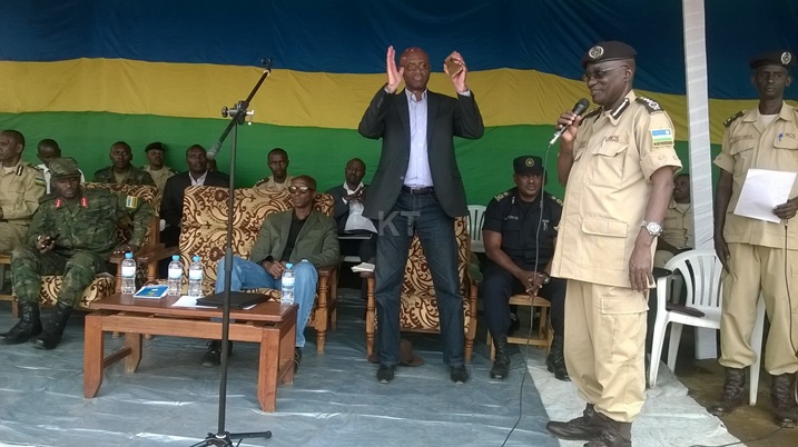 Minisitiri Fazil n'itsinda yari ayoboye bagiranye ibiganiro n'abagororwa bo muri gereza ya Rubavu.