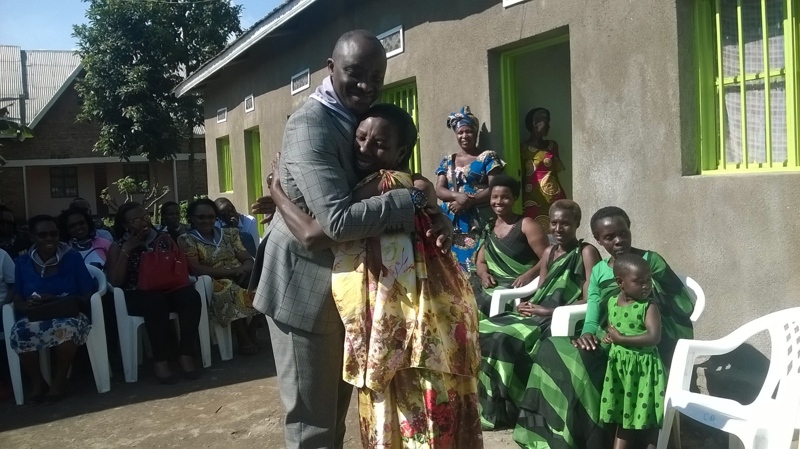Iyo nzi ni yo baremeye umwe mu barokotse Jenoside utishoboye
