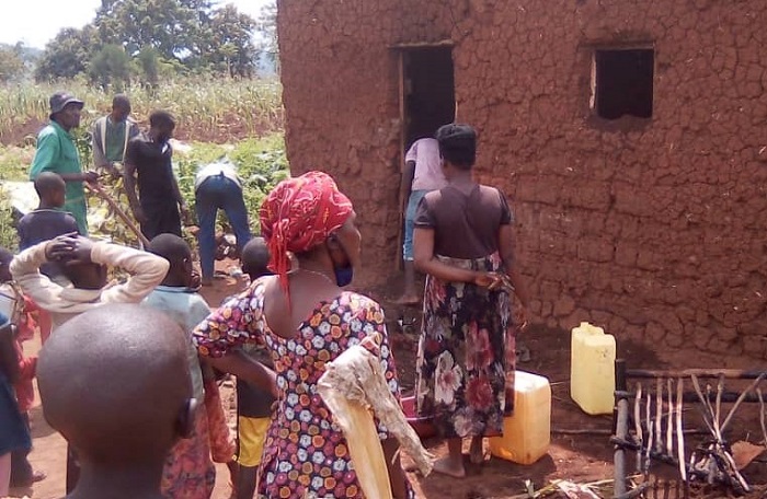 Abaturanyi bagerageje kuzimya inzu ariko nta gikoresho basanze kikiri kizima