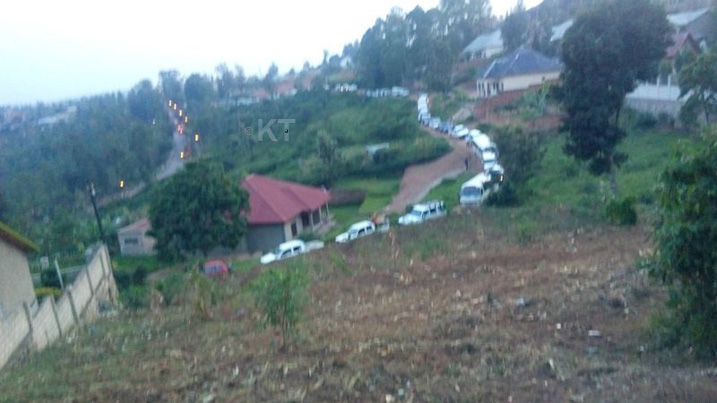 Yafunze umuhanda izindi modoka zihindura inzira