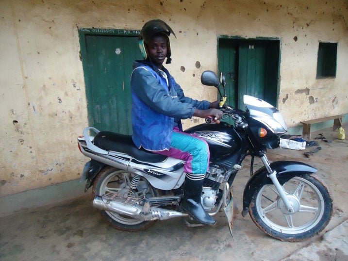 Yaguze moto anakorera uruhushya rwo kuyitwara abikesha korora intama. 