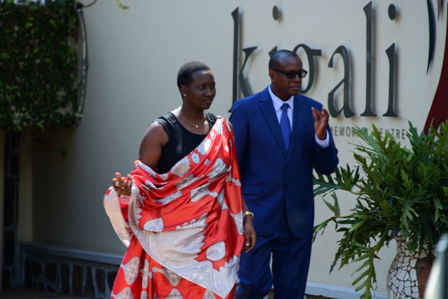 Minisitiri Uwacu Julienne na Dr Bizimana Jeand Damascene uyobora CNLG baherekeje umwami Muhammed VI