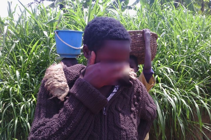 Yariraga ayo kwarika nyuma yo kwamburwa akanakubitwa.