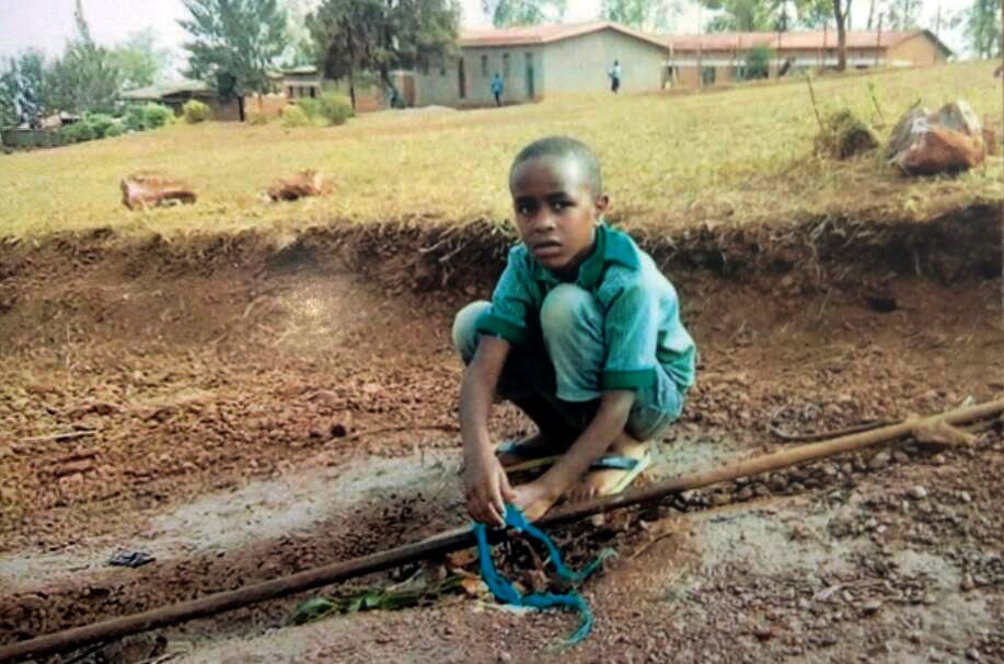 Rukundo Yasiri ubwo yasanaga itiyo y'amazi 