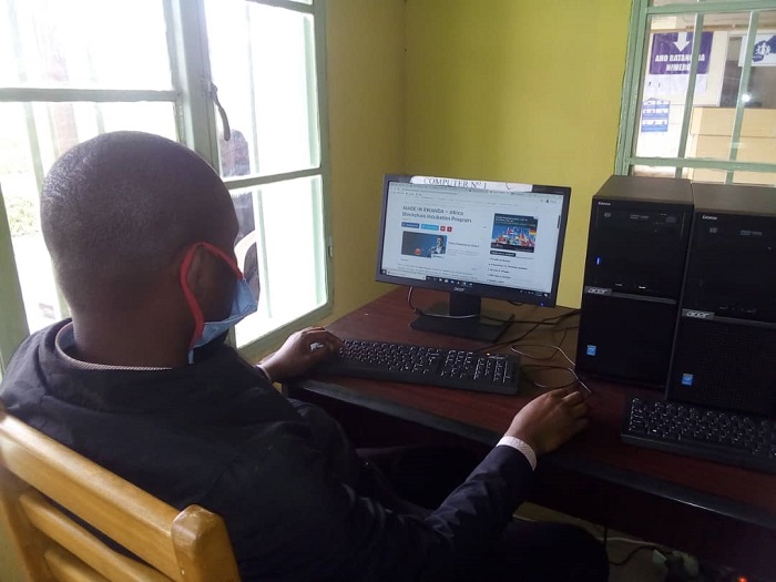 Urubyiruko rworoherejwe gukoresha ikoranabuhanga mu gushaka amakuru y