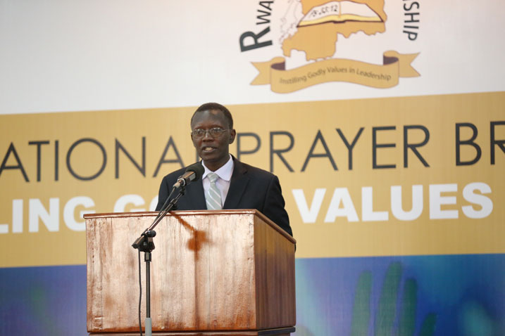 Rev. Dr. Antoine Rutayisire, Umuyobozi w'Ihuriro ry'Abayobozi mu Rwanda, atanga ikiganiro ku kubaka ubudashyikirwa mu miyoborere.