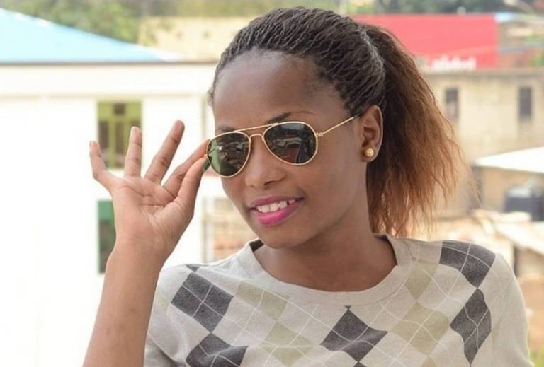 Young Grace yemeza ko hari ubwo yambara amadarubindi arinda imirasire y'izuba kugira ngo ajyanishe n'ibyo yambaye (Photo Internet) 