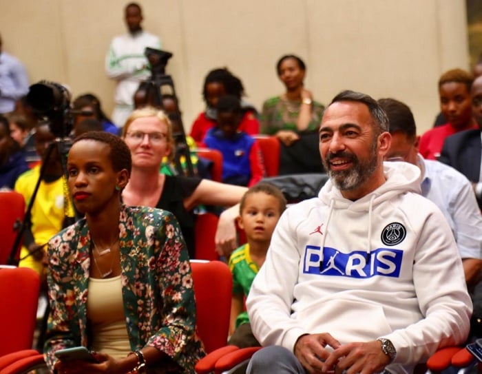 Youri Djorkaeff na Belise Kariza, umuyobozi w'ishami ry'ubukerarugendo muri RDB