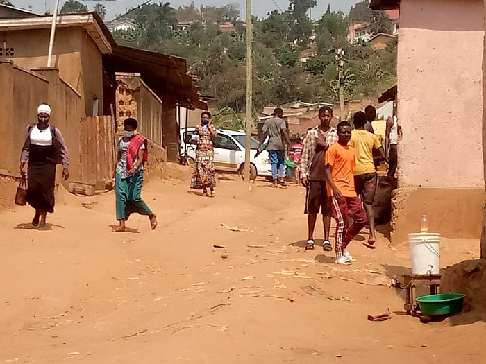 Mu nsisiro usanga urubyiruko rudatinya kugenda rutambaye agapfukamunwa