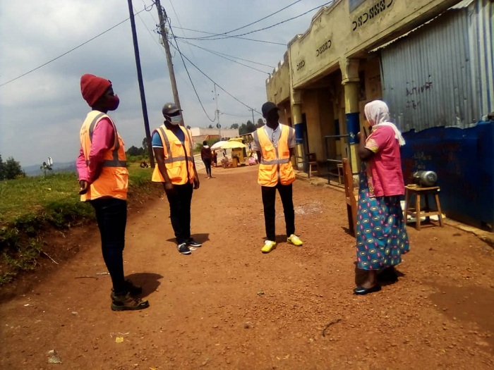 Barafasha abaturage kubahiriza amabwiriza yo kwirinda Covid-19