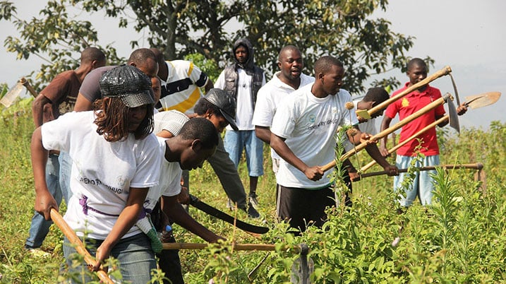 Urubyiruko ruri gukora umuganda (ifoto:ububiko).