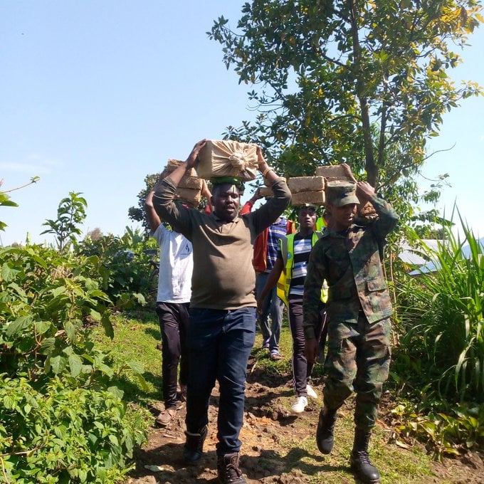 Urubyiruko rw'abakorerabushake muri Burera rwafatanyije n'inzego zinyuranye mu kubakira abatishoboye