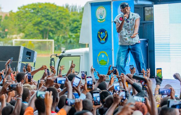 Umuhanzi Chriss Eazy asusurutsa urubyiruko 