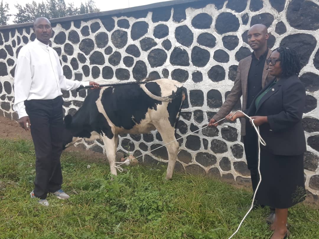 Bamwe mu bamugariye ku rugamba borojwe inka nk