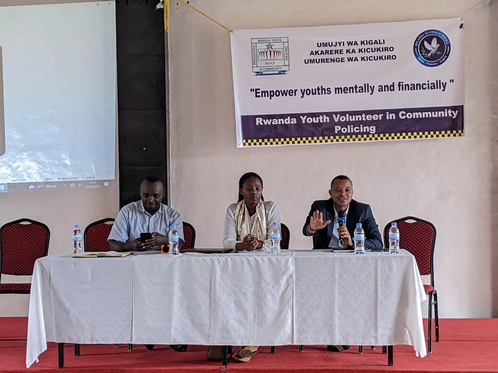 Umunyamabanga w'Urubyiruko rw'Abakorerabushake ku rwego rw'Igihugu, Eric Bayisenge (uri ku ruhande ufite indangururamajwi) yabaganirije ku mavu n'amavuko y'umuryango w'abakorerabushake, asobanura ko ari umurage wakuwe ku Nkotanyi zabohoye Igihugu