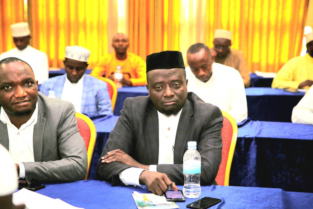 Sheikh Mushumba Yunusu (wambaye ingofero y'umukara) yatowe ku mwanya wa Mufti w'u Rwanda Wungirije, asimbura Swaleh Nshimyimana