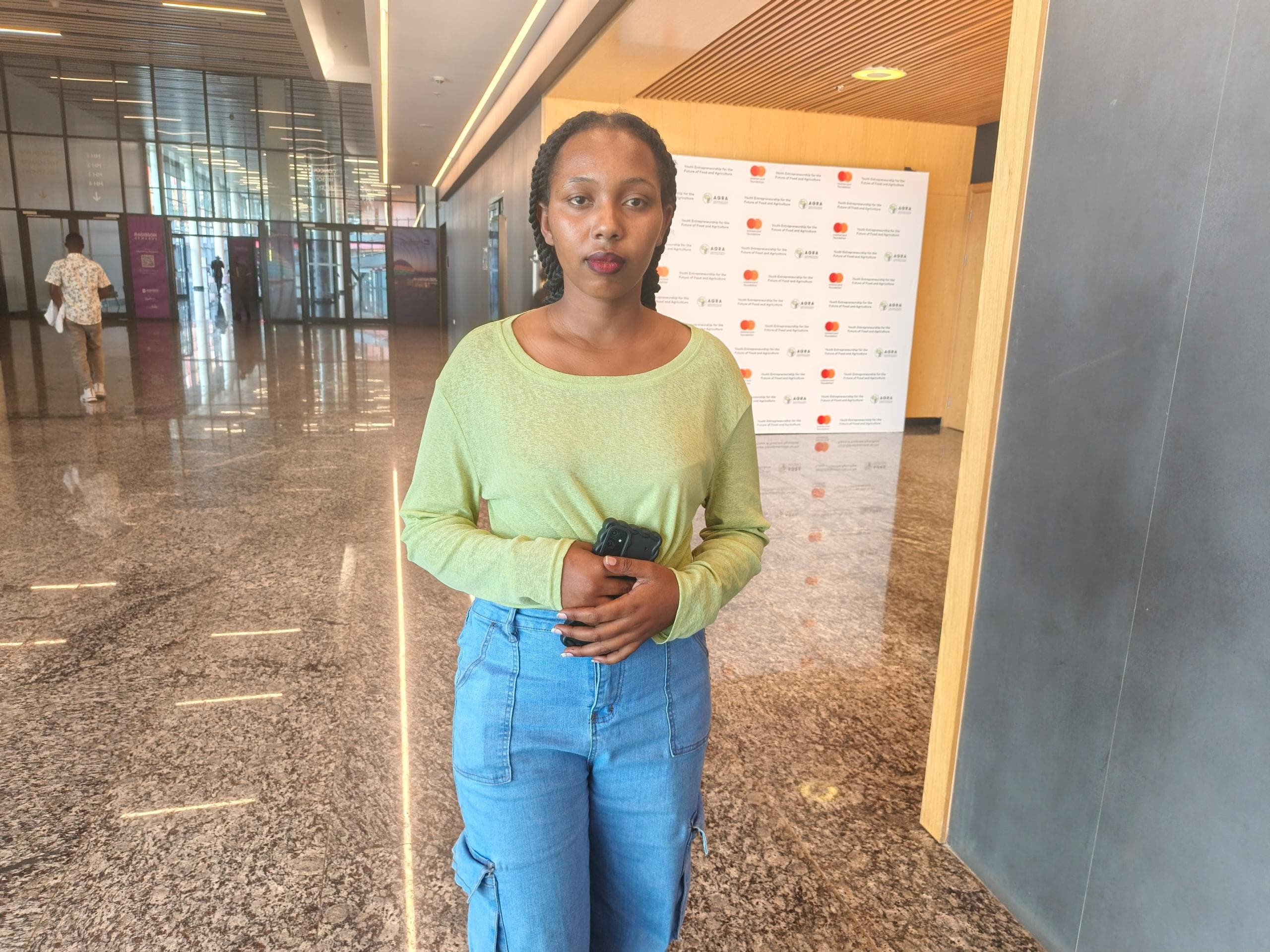 Uwase Yvette wo mu Karere ka Rwamagana (ari na we ugaragara haruguru ari mu bworozi bw'inkoko) avuga ko kuba urubyiruko rwakora ubuhinzi n'ubworozi bitababuza kugaragara nk'abasirimu, ahubwo ko byabateza imbere mu bukungu