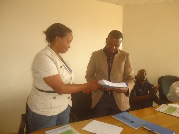 L-R: Muhongayire ahereza ububasha Uwizeyimana, umuyobozi w'Akarere mushya. 