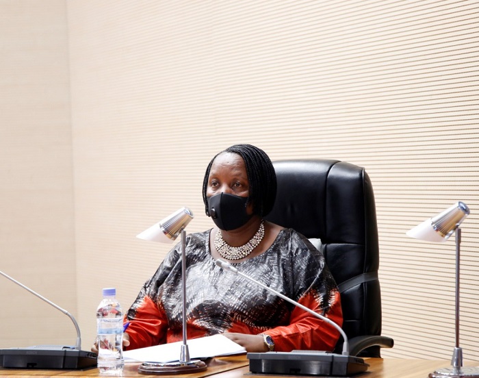 Yvonne Mutakwasuku ubwo yagezaga raporo ku bagize Inteko Ishinga Amategeko