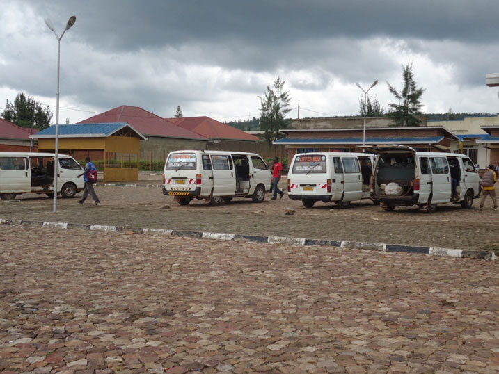 Abakoresha umuhanda Kigali-Nemba basabwe guhagarara mu buryo butateza impanuka mu gihe hategerejwe gushyirwaho ibyapa.