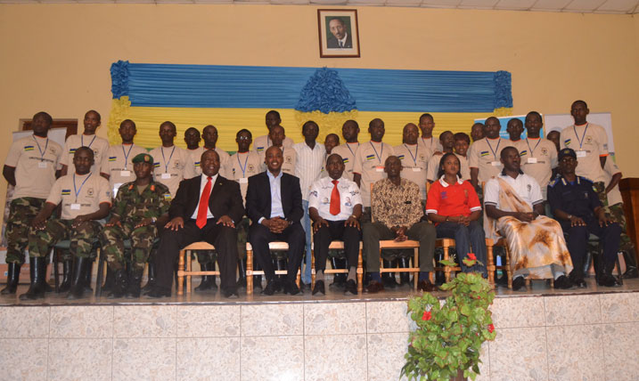 Zimwe mu ntore z'abagize inzego z'urubyiruko ziri kumwe n'abayobozi batandukanye i Nkumba ubwo hasozwaha itorero.