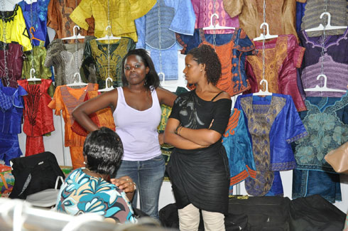 Abagore n'abakobwa bashobora kubona byinshi bagura birimo imyambaro n'imitako.
