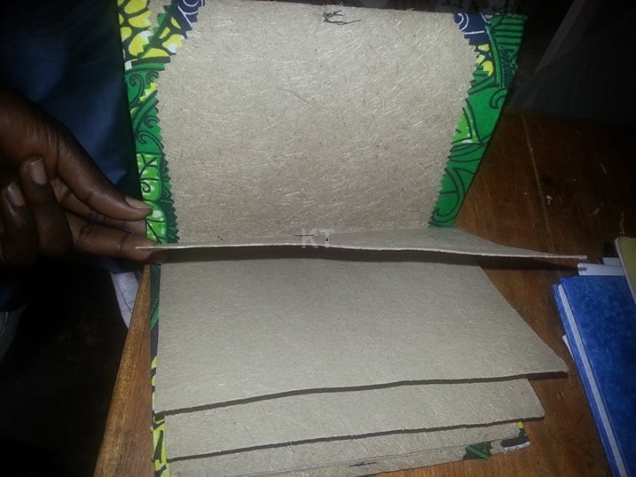 Zimwe mu mpapuro ziva mu mitumba y'insina usnga akenshi zisa n'izamakarito bafunyikamo.