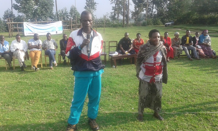 Zirimwabagabo n'umugore we imbere y'ubuyobozi n'abaturage 