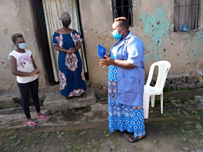Umujyanama w'ubuzima afata umwanya akabwira abo yasuye ububi bwa Covid-19 n'uko yirindwa