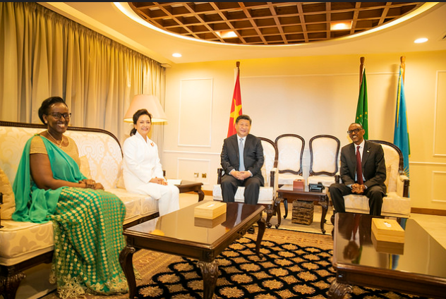 Madame Jeannette Kagame yakiriye Peng Liyuan kuva bakigera mu Rwanda