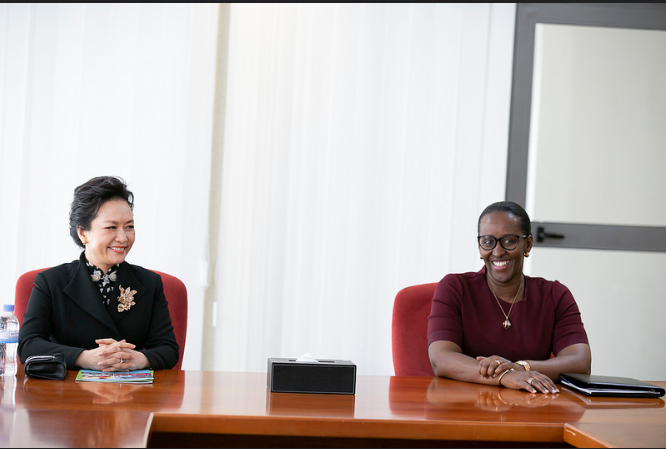 Madame Jeannette Kagame yakiriye Madame Peng Liyuan 
