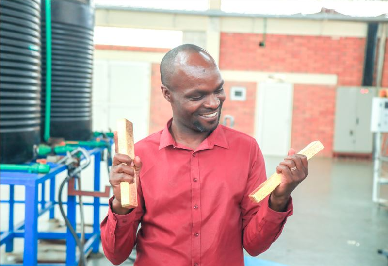 Umwanditsi afite udutafari tubiri twa zahabu iyunguruye