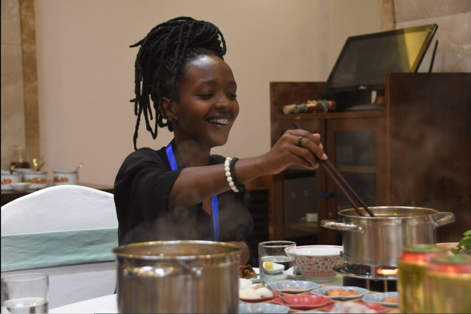 Melissa ari kumva uburyohe bwa Sichuan, indyo ikunzwe cyane mu Bushinwa