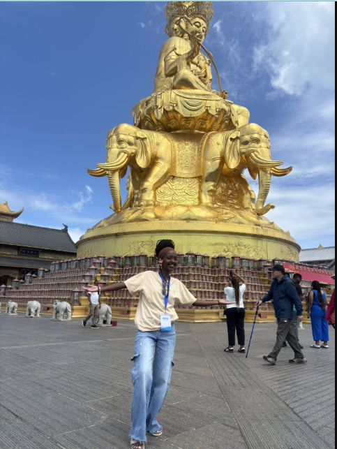 Ku musozi witwa Emei, ishusho ya zahabu