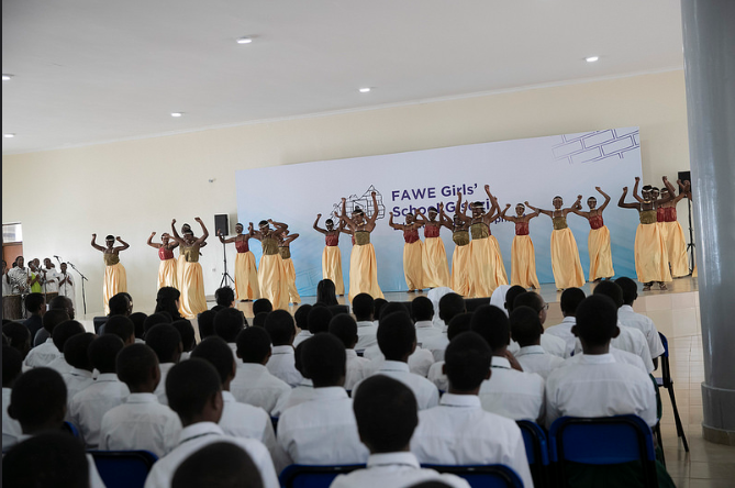 Abanyeshuri ba FAWE Girls school babacinyihe akadiho
