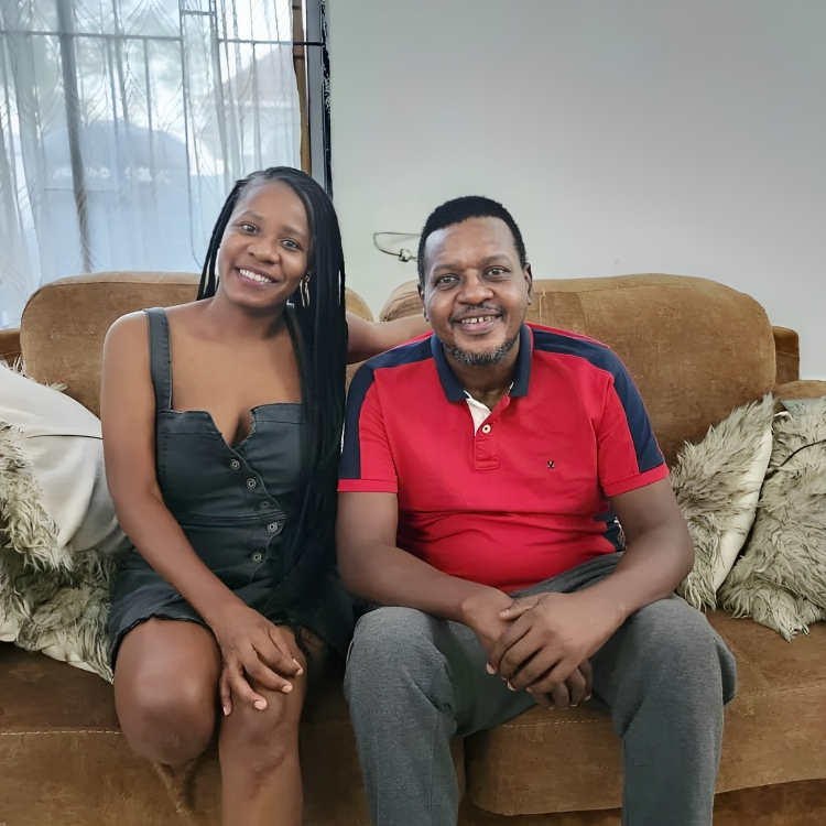 Professor Jay ari kumwe na Lady Jaydee ubwo yamusuraga nyuma yo kuva mu bitaro mu 2022