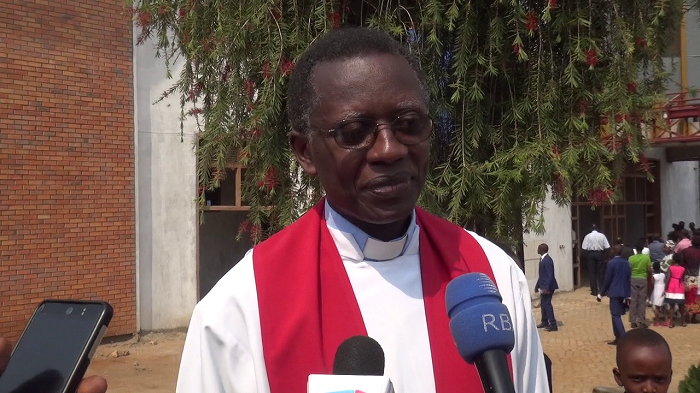 Rev Past Dr Antoine Rutayisire avuga ko ihuriro ry'abo bagabo ribafasha guhangana n'ibibazo muri iyi minsi bituma ingo zisenyuka