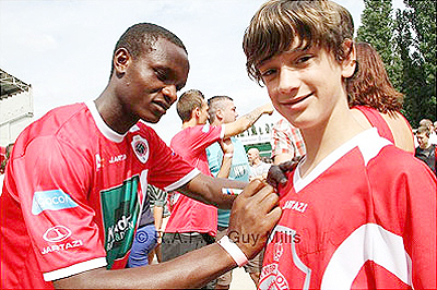 Nirisarike ari kumwe n'abafana ba Royal Antwerp.