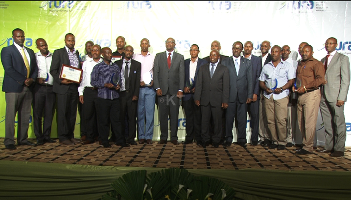 Abahembwe bose bafata ifoto n'abayobozi bakuru bari muri uyu muhango.