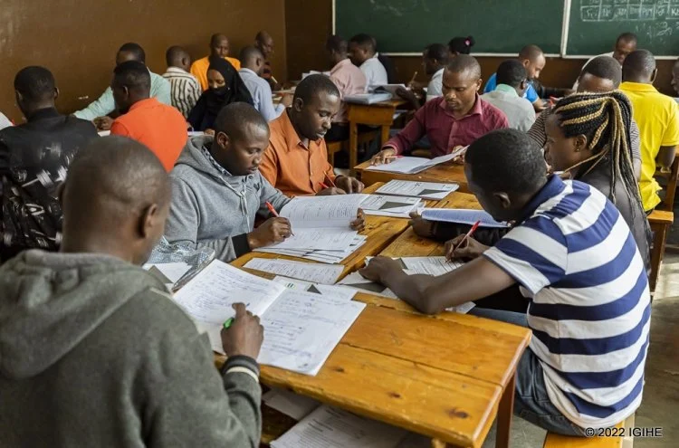 Abakosora ibizamini bya Leta bavuga ko bahura n'imbogamizi mu hyandikire y'abanyeshuri idasobanutse