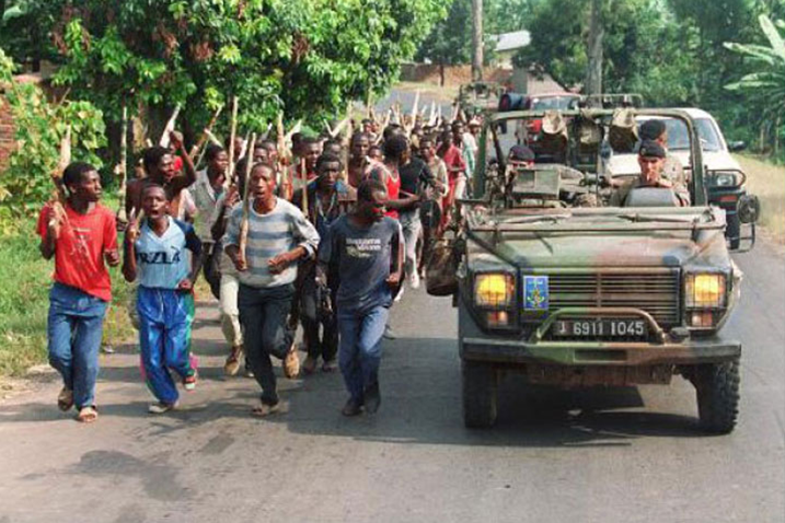 Abasirikare b'Abafaransa baha imyitozo ya gisirikare interahamwe mu Rwanda.