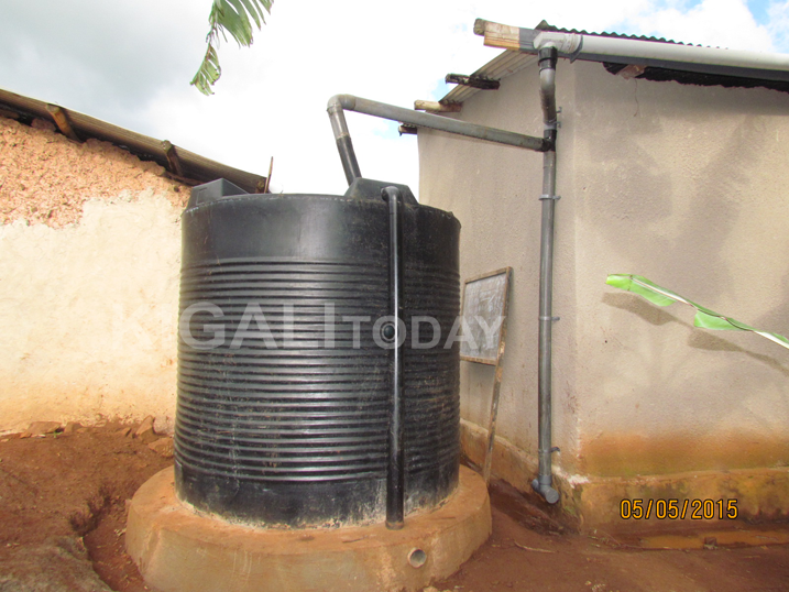Amazi arimo imyanda yo ku mabati afite aho abanzakuyungururirwa mbere yo kujya mu kigega.