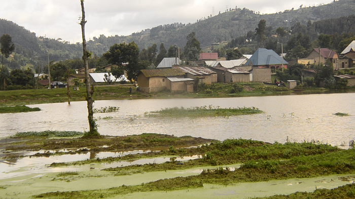 Amazi y'ikiyaga cya Nyirakigugu akomeje kubasatira mu ngo zabo