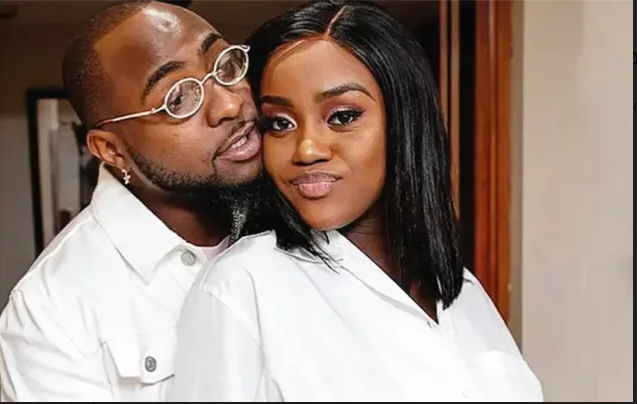 Davido yasabye abantu kureka gukwiza ibihuha by'uko yibarutse impanga