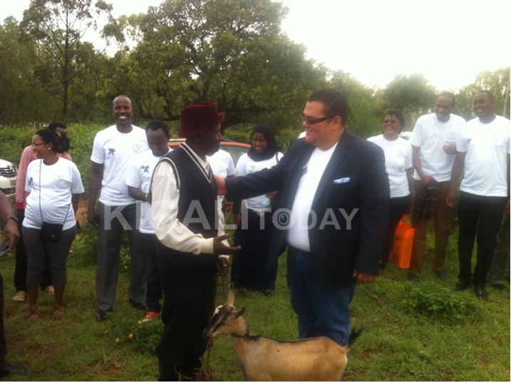 Daniel Barrientos, umuyobozi mukuru wa R Switch, ashyikiriza ihene umwe mubarokotse Jenoside yakorewe abatutsi.