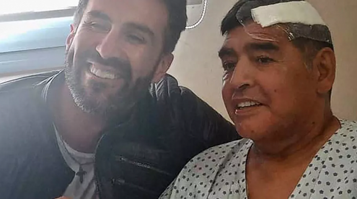 Diego Maradona (ufite igipfuko mu mutwe) n