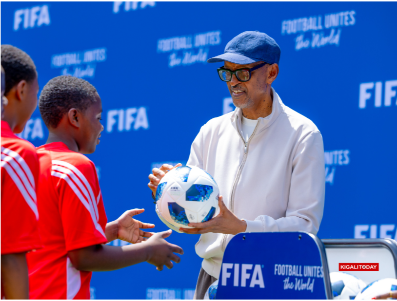 Perezida Kagame aha umwana umupira