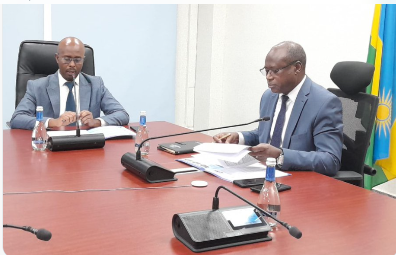 Minisitiri Dr Uzziel Ndagijimana na Yusuf Murangwa wa NISR baganira n'abanayamakuru