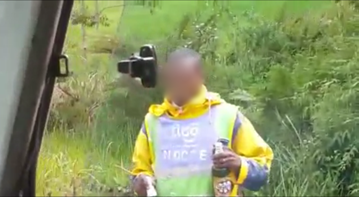 Umwe mu bamotari nawe yafotowe atwaye inzoga zirenze imwe.