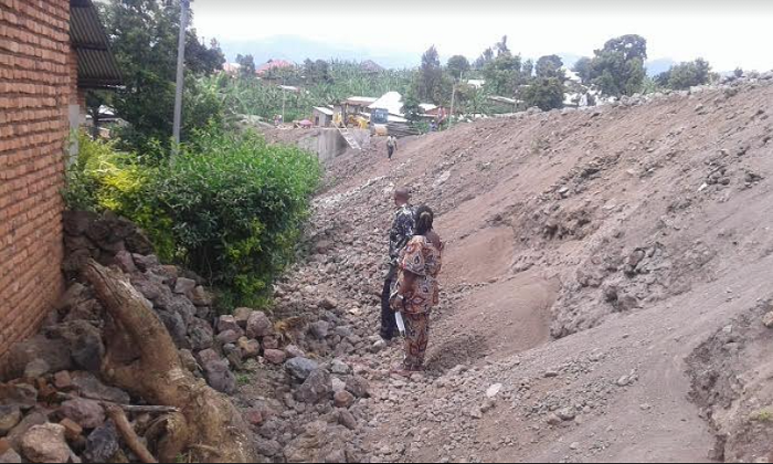 Bibasaba kumanuka umukingo muremure bajya mu ngo zabo